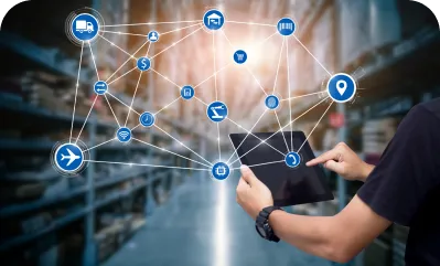 Hand mit Tablet vor vernetzten Logistik-Symbolen in einem Lager