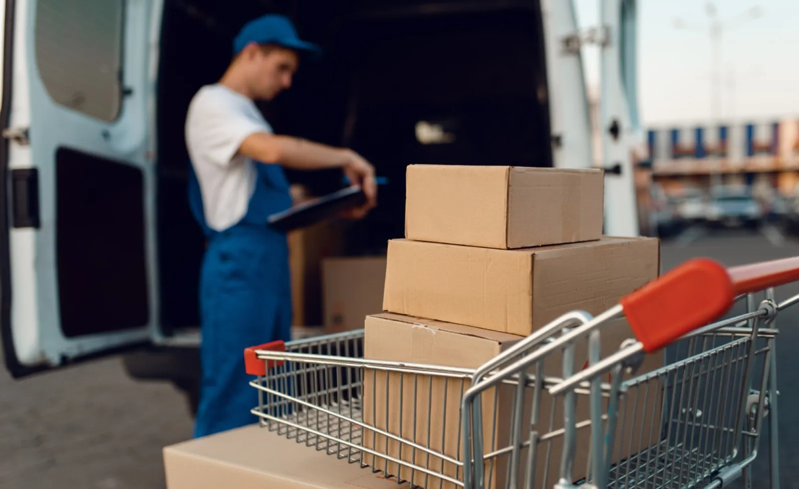 Pakete im Laderaum eines Transporters