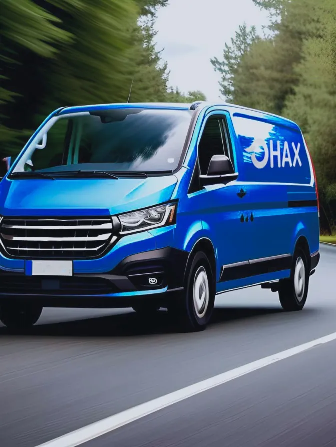 Blauer OHAX-Transporter auf einer Landstraße